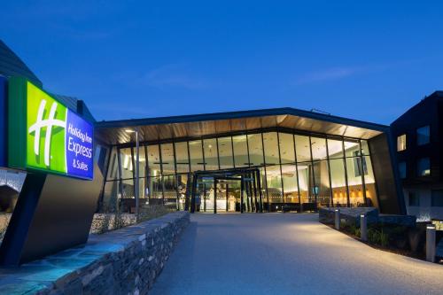 Holiday Inn Express & Suites Queenstown — New Zealand Luxury Group Tour
