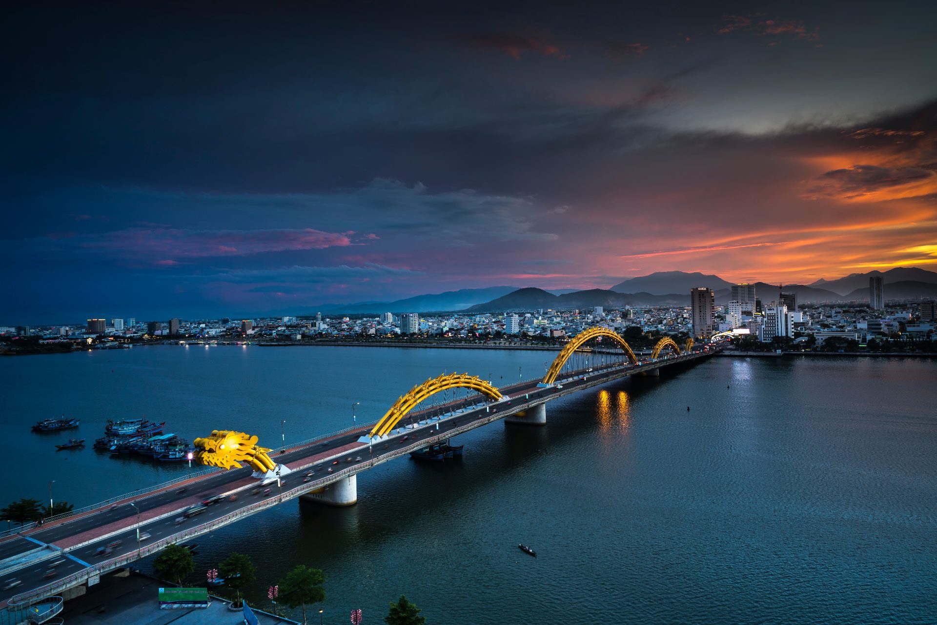Halong Bay Cruise & Fly To Da Nang