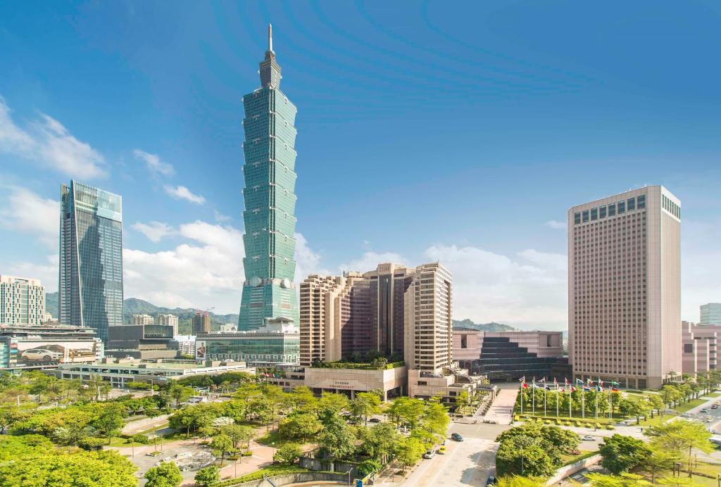 Deluxe — Luxury 5★ Suggested hotel examples: Grand Hyatt Taipei / Regent Taipei / Taipei Marriott Hotel / similar 5★ hotel : Premium 5★ accommodation with elevated service, facilities and a luxury Taipei experience. — Taipei Taiwan Tour Package 5N/6D | Jiufen & Shifen