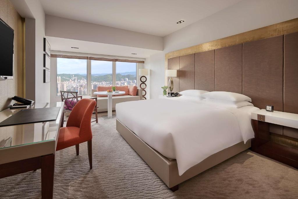 Deluxe — Luxury 5★ Suggested hotel examples: Grand Hyatt Taipei / Regent Taipei / Taipei Marriott Hotel / similar 5★ hotel : Premium 5★ accommodation with elevated service, facilities and a luxury Taipei experience. — Taipei Taiwan Tour Package 5N/6D | Jiufen & Shifen