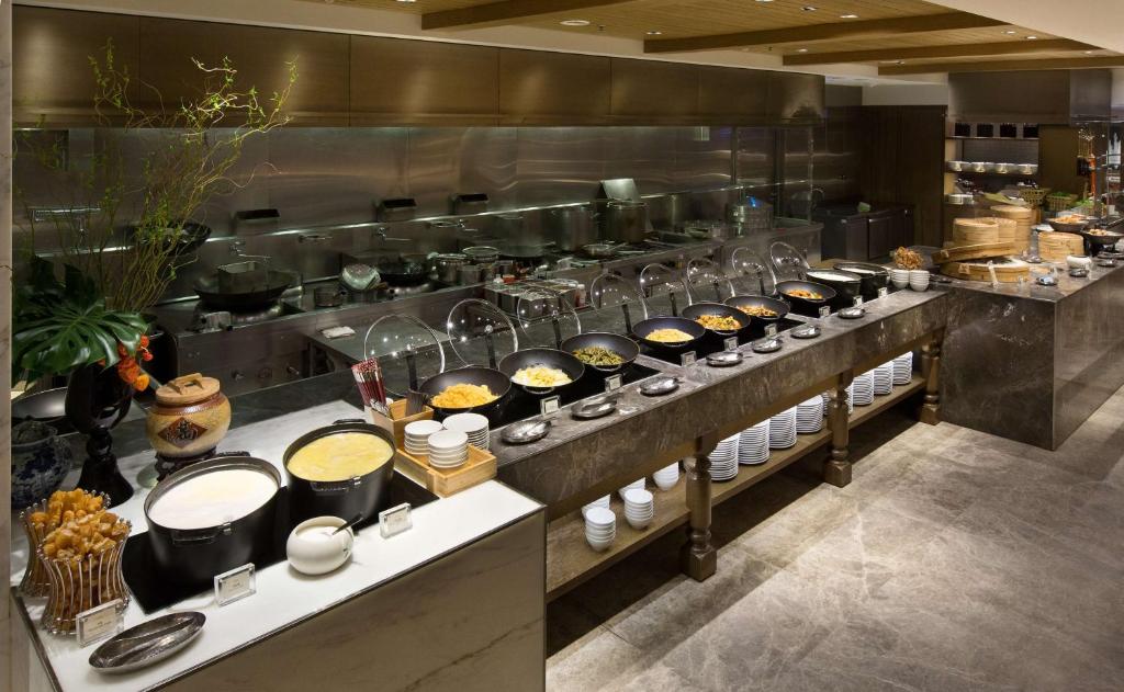 Deluxe — Luxury 5★ Suggested hotel examples: Grand Hyatt Taipei / Regent Taipei / Taipei Marriott Hotel / similar 5★ hotel : Premium 5★ accommodation with elevated service, facilities and a luxury Taipei experience. — Taipei Taiwan Tour Package 5N/6D | Jiufen & Shifen